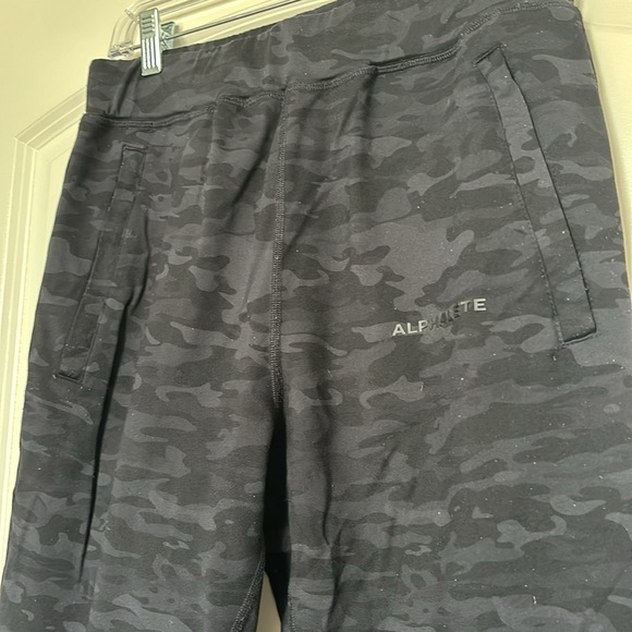 Men’s Alphalete Camo Joggers - Picture 2 of 5